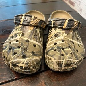 Camo crocs men’s size 6-7, women’s size 8-9
